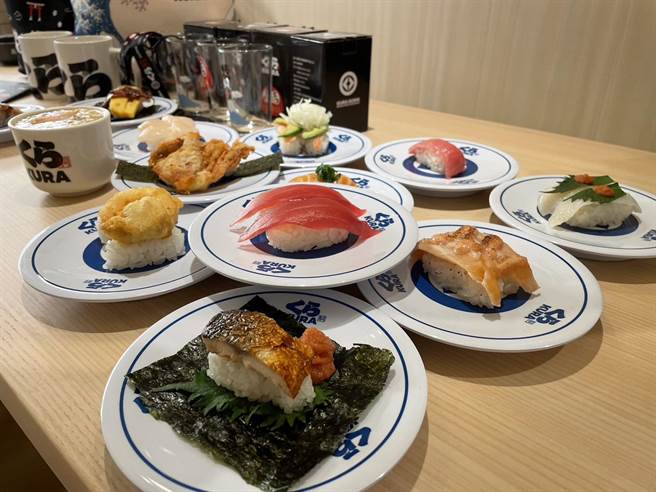 日本知名连锁餐饮品牌藏寿司正式于高雄亚湾区开设首家「全球旗舰店－高雄时代大道店」，推出蒲烧鳗鱼玉子海苔包、软壳蟹天妇罗海苔卷、白玉金时最中饼、高汤蟹肉茶碗蒸等限定菜色。（洪浩轩摄）