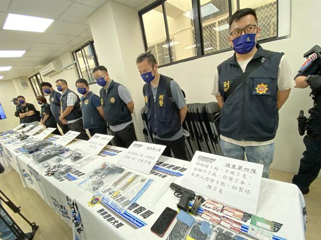 台中市警方實施「7328警政策略」進行掃黑行動，8日於刑大舉行記者會，宣示威力掃黑成果。（張妍溱攝）