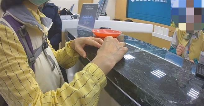 妇人被诈骗临柜要匯钱，银行与警方发现有异。（翻摄画面）