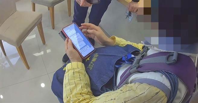 内湖分局员警劝说妇人，别相信假投资诈骗话术。（翻摄画面）