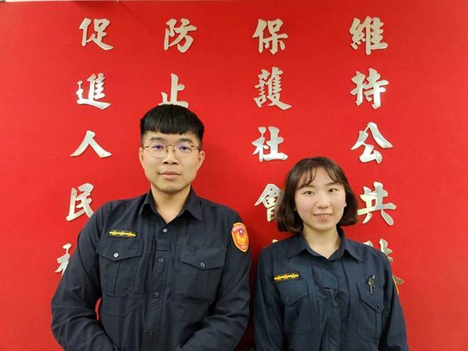 内湖分局康寧派出所警员陈弘义及张怡婷（左至右），拦阻诈骗。（警方提供）