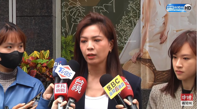 國民黨台北市議員鍾沛君（中）8日透露遭放話要退出黨內立委初選，將在蒐證完成後提告。（圖／翻攝自中時新聞網YT）