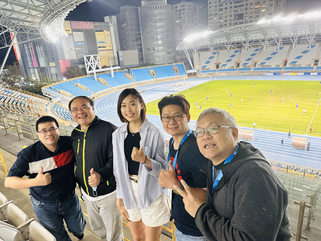 台湾运彩副总经理蔡明哲（左二）、跆拳道女神罗嘉翎（中）4月22日一起在台北田径场为台湾石虎FC加油。（台湾石虎提供）