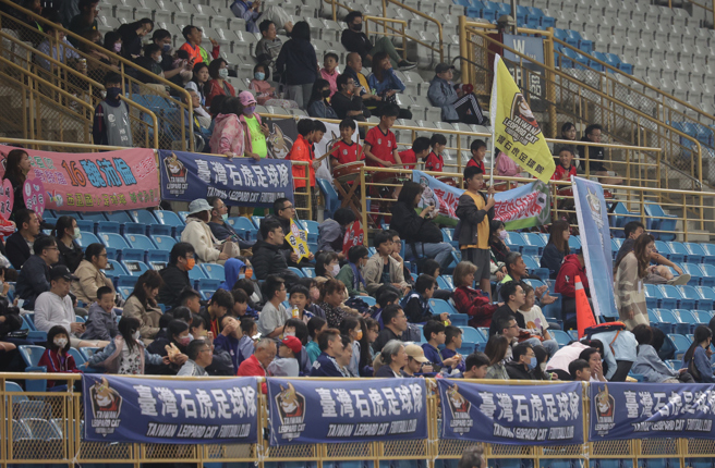 台湾石虎4月22日在台北田径场主场球迷加持下，一举击败卫冕军南市台钢。（台湾石虎提供）