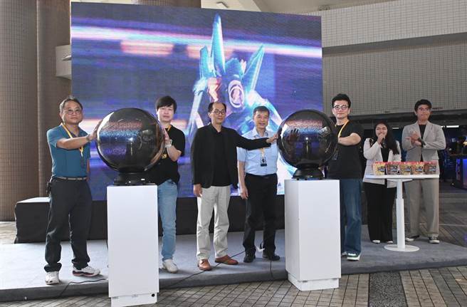 树德科技大学动画与游戏设计系112级毕业展「电都影城」系列作品8日举行开幕式。（林瑞益摄）