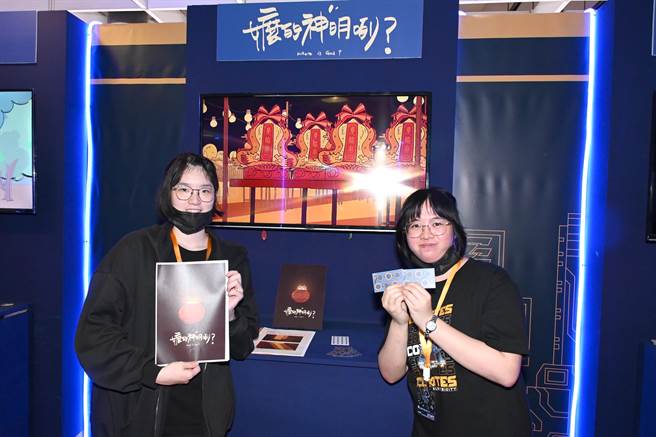 树德科技大学动画与游戏设计系112级毕业展「电都影城」系列作品8日举行开幕式，学生的作品《嬷的神明咧》融入宗教元素。（林瑞益摄）