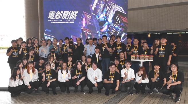 树德科技大学动画与游戏设计系112级毕业展「电都影城」系列作品8日举行开幕式，与会师生合影。（林瑞益摄）