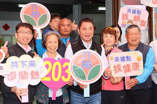 县长肯定天福宫管委会和据点负责人古雪玲（左2）的付出。（苗栗县政府提供／李京升苗栗传真）