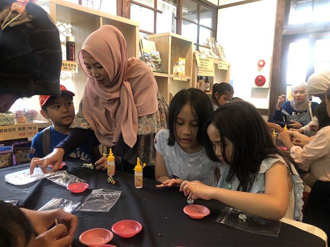 团员们在东村宿舍体验制作「手编花卉髮夹DIY」。（参山处提供／李京升苗栗传真）