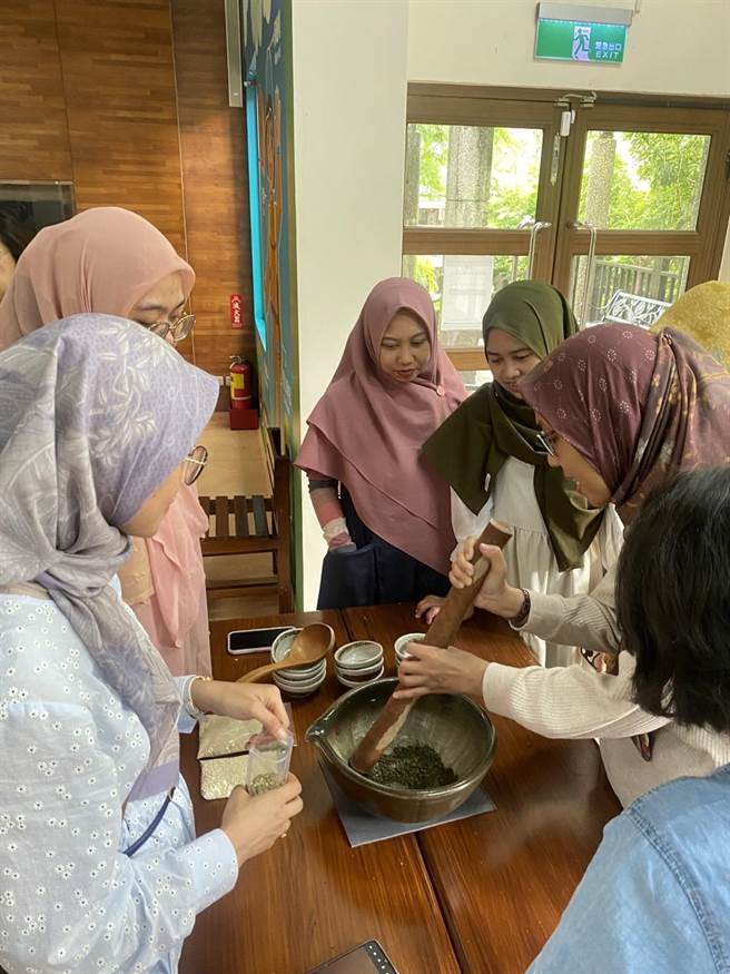 穆斯林旅游团擂茶体验。（参山处提供／李京升苗栗传真）