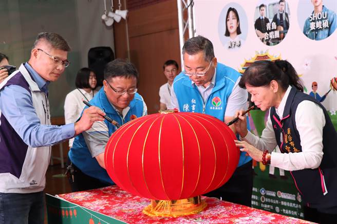 眾人在花灯上题字。（苗栗县政府提供／李京升苗栗传真）