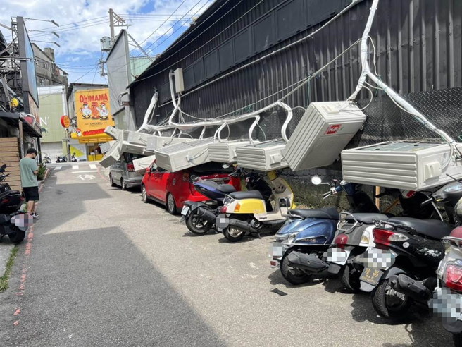 位于福星路上的运动用品店外冷气突然集体掉落，砸中停在路旁的汽机车。(民眾提供)