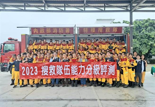 歷经约2年规画、训练，高雄市消防局今日通过「搜救能力分级认证(NAP)」，取得中型认证，未来继双北、双东、台中，成为第6队能参与国际救援搜救队。（高雄市消防局提供／崔正纲高雄传真）