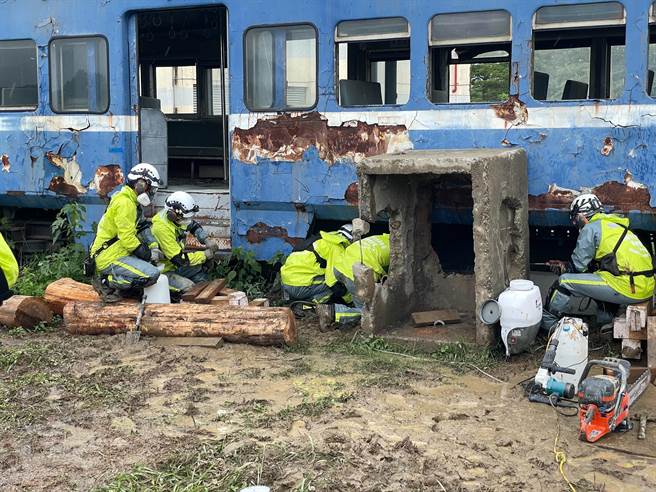 歷经约2年规画、训练，高雄市消防局今日通过「搜救能力分级认证(NAP)」，取得中型认证，未来继双北、双东、台中，成为第6队能参与国际救援搜救队。（高雄市消防局提供／崔正纲高雄传真）