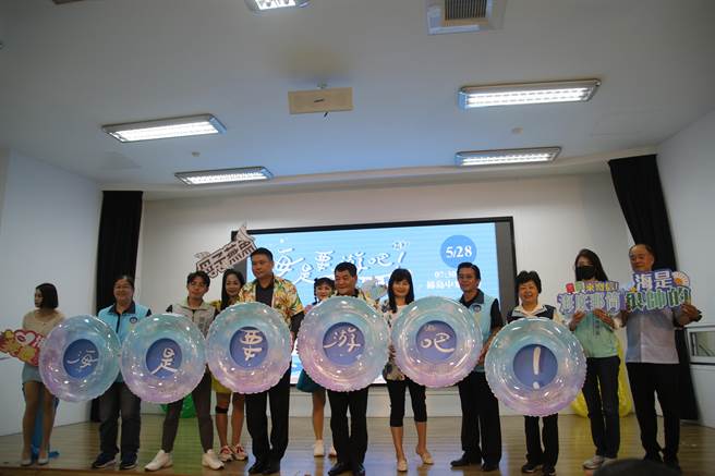 台东县绿岛乡邀请大家5月28日到绿岛长泳，目前已超过千人报名。（蔡旻妤摄）