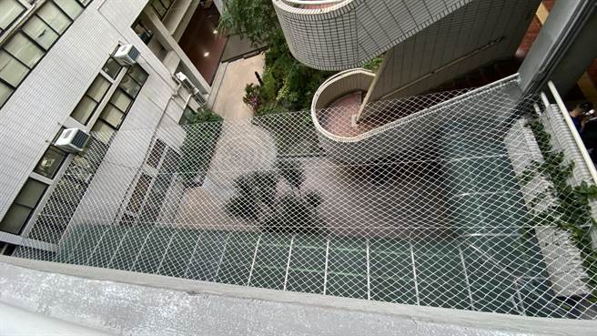 台中司法大厦8日下午传出1名妇人坠楼，掉落在2楼防护网，情绪激动已戒护送医治疗中。（陈淑芬摄）