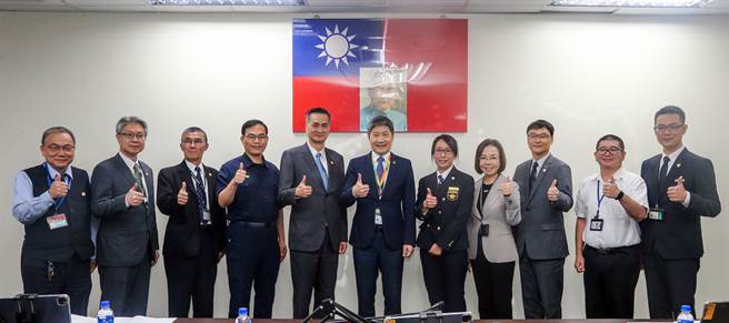 为了表彰桃园机场第一线主要执行单位在疫情期间守护国门的努力，桃园国际机场公司8日代表严重特殊传染性肺炎中央流行疫情指挥中心边境管制组，颁发防疫勋章（Covid Hero）给桃园机场排班计程车自律委员会主委黄良易（左起）、长荣航空副协理黄俊雄、良福保全协理李顺兴、航空警察局保安大队大队长黄明凯、移民署国境事务大队长陈建成、 采盟免税店经理骆宗伯（右起）、信实公司经理赖清实、中华航空协理许学文、升恒昌免税商店副总经理潘翠宜、卫生福利部疾病管制署北区管制中心共计10位防疫有功代表。（陈麒全摄）