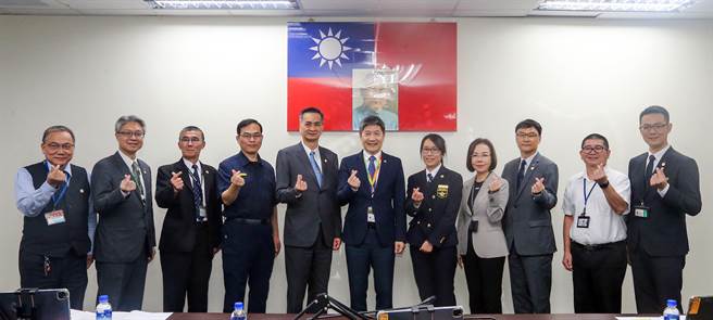 为了表彰桃园机场第一线主要执行单位在疫情期间守护国门的努力，桃园国际机场公司8日代表严重特殊传染性肺炎中央流行疫情指挥中心边境管制组，颁发防疫勋章（Covid Hero）给桃园机场排班计程车自律委员会主委黄良易（左起）、长荣航空副协理黄俊雄、良福保全协理李顺兴、航空警察局保安大队大队长黄明凯、移民署国境事务大队长陈建成、 采盟免税店经理骆宗伯（右起）、信实公司经理赖清实、中华航空协理许学文、升恒昌免税商店副总经理潘翠宜、卫生福利部疾病管制署北区管制中心共计10位防疫有功代表。（陈麒全摄）