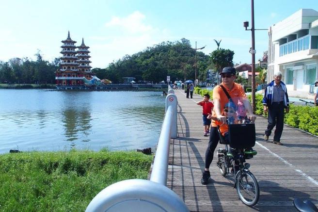 左营莲池潭景色优美，环湖自行车道也受广大民眾喜爱。(高雄市观光局提供)