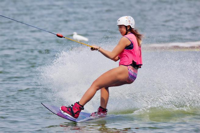 左营莲潭缆绳划水水域活动。(高雄市观光局提供)