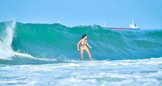 旗津海水浴场衝浪活动。(高雄市观光局提供)