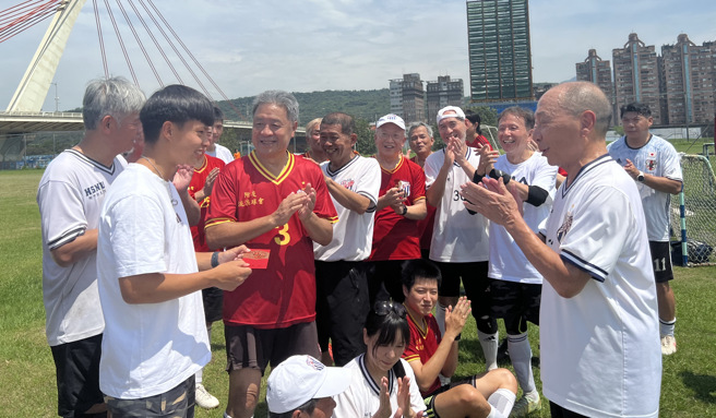 附友流浪足球会会长、关爱基金会董事长汪其桐 （右）致赠2万元奖金，鼓励袁永诚（左二）继续在西班牙奋战。（魏宝生提供）