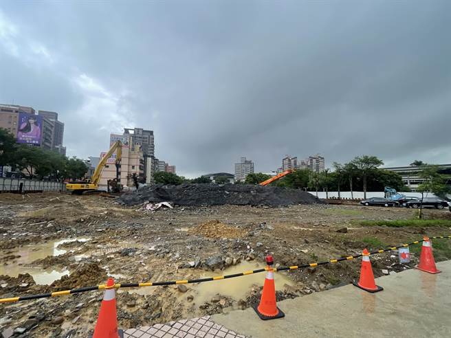 桃园市中坜区中正公园地下停车场进度超前，却有民眾抱怨厂商施工未与地方做好沟通。（吕筱蝉摄）