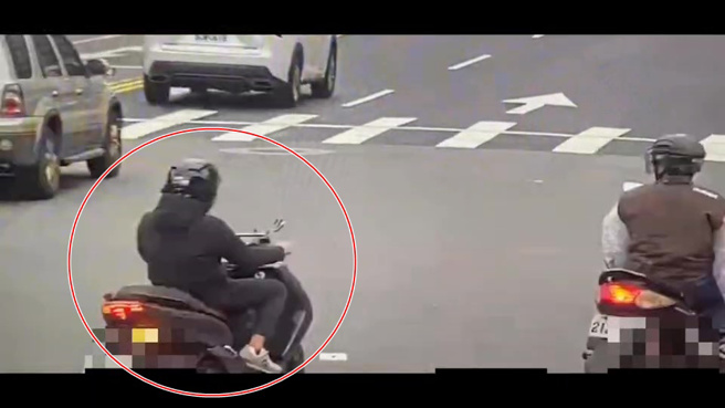 何姓机车骑士鬼切险些撞上22岁林姓骑士，林当场怒谯三字经，何男听见后立即骑车追上。（图／翻摄画面）