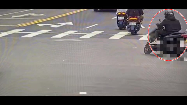 何姓机车骑士鬼切险些撞上22岁林姓骑士，林当场怒谯三字经，何男听见后立即骑车追上。（图／翻摄画面）