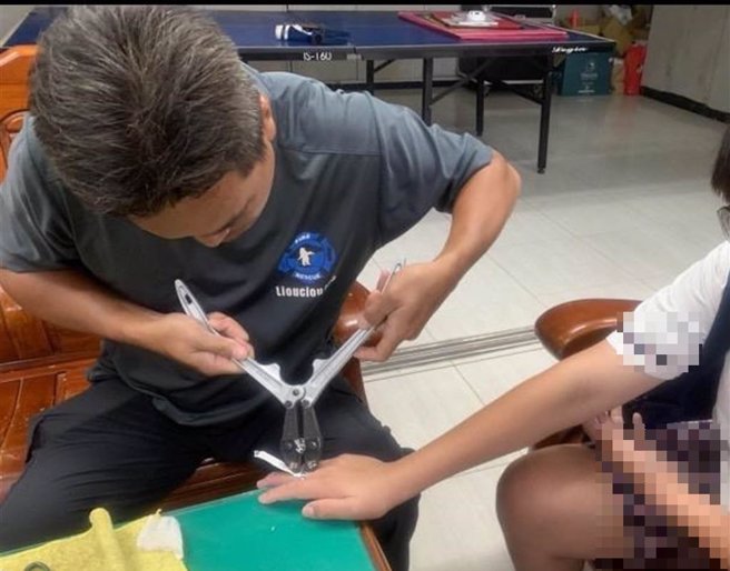 14岁国中生夜市买戒，戴一夜竟手指肿胀。(屏县消防局提供)