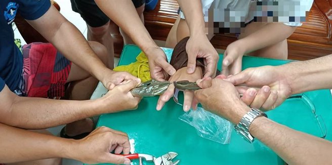 14岁国中生夜市买戒，戴一夜竟手指肿胀。(屏县消防局提供)