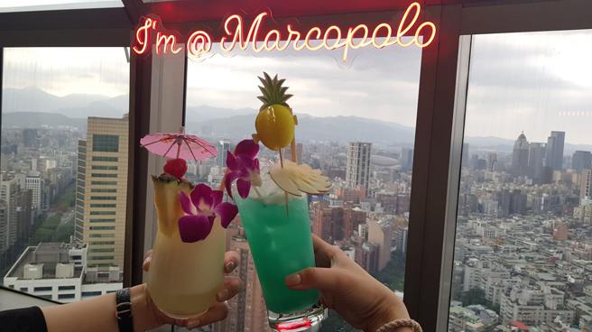 远东香格里拉饭店的马可波罗酒廊推出「周四热带风情夜」，边啜饮调酒，边欣赏高空美景。（陶福媛摄）（开车不喝酒）