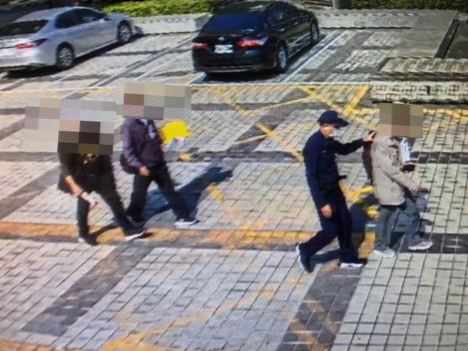 「暴力球棒队」讨债集团到法院外堵人，被害人（右）在法警陪同下才得以搭计程车离去。（云林县警察局提供／张朝欣云林传真）