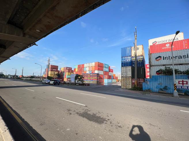 清水货柜场发生工安意外，詹姓驾驶遭堆高机撞倒并辗过，紧急送医急救仍不治。（民眾提供）