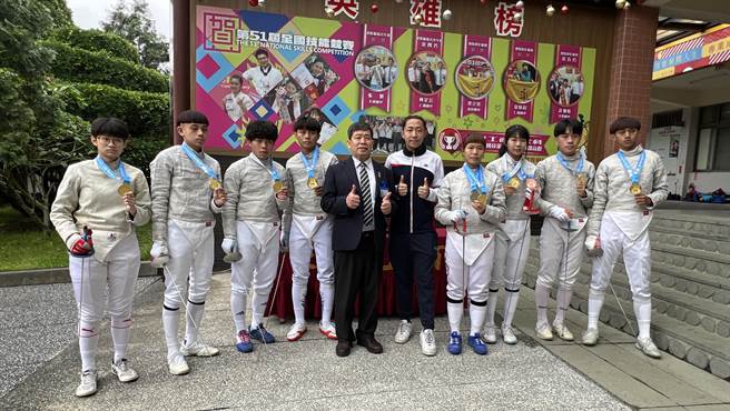 桃园市永平工商击剑队参加今年全国中等学校运动会，在军刀项目勇夺3金1银1铜佳绩。（吕筱蝉摄）