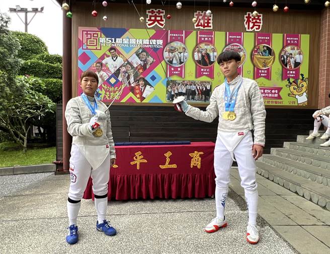桃园市永平工商击剑队成员林宇安（右）、高梓菁（左）在个人及团体赛中表现优异。（吕筱蝉摄）