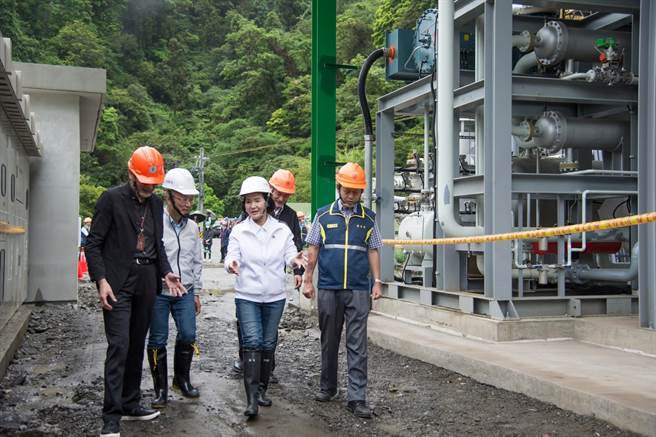 仁泽地热发电厂工程进入最后阶段，宜兰县长林姿妙（左3）今（8日）前往该发电厂视察。（宜兰县政府提供／吴佩蓉宜兰传真）