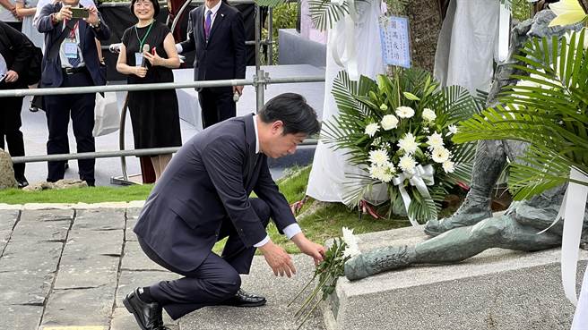 副总统赖清德向八田与一雕像献花致意。（张毓翎摄）