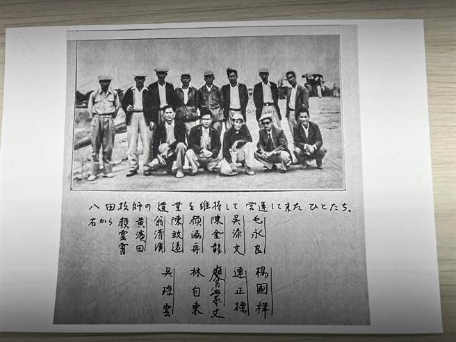 黄伟哲还致赠一张他祖父（照片后排左二）在嘉南大圳管理站任职时的老照片给八田修一。（台南市政府提供／张毓翎台南传真）