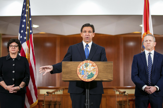 美国佛罗里达州议会通过禁止中国公民拥有该州土地的新法规，将由州长德桑蒂斯（中）签署成为法律。图为德桑蒂斯在议会会期结束后举行新闻发布会。（图／美联社）