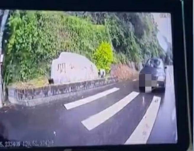 游览车及小客车路口会车互不相让 。（民眾提供）