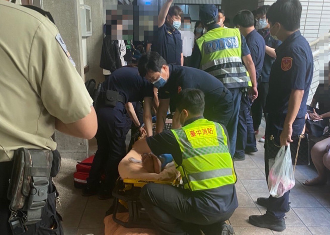 台中司法大厦8日下午传出1名妇人坠楼，掉落在2楼防护网，情绪激动已戒护送医治疗中。（民眾提供）