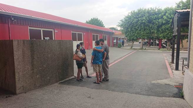 车祸丧命的女童父亲（蓝衣者）到殡仪馆看女儿遗体相验，亲友揽肩要她坚强面对。（程炳璋摄）