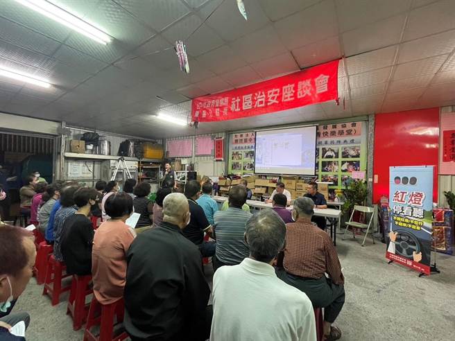 台中市政府警察局第三分局日前至东信里社区发展协会举行社区治安座谈会，警民互动热烈。（台中市警第三分局提供／张妍溱台中传真）