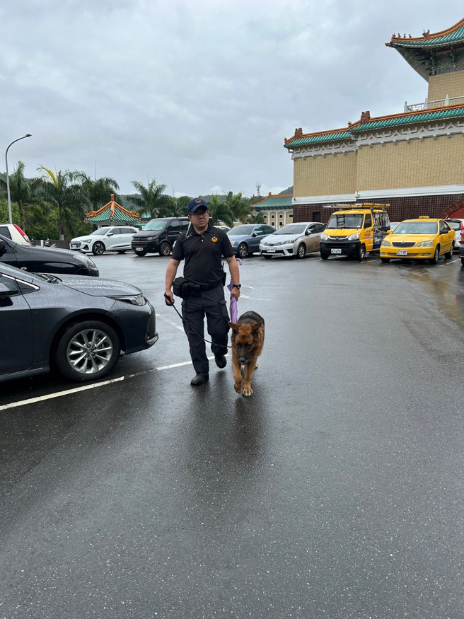 警方1040经会同驻警队队长至馆内巡查，队长表示刻正由侦爆犬与同仁监控录影监视系统过滤。（图／警方提供）