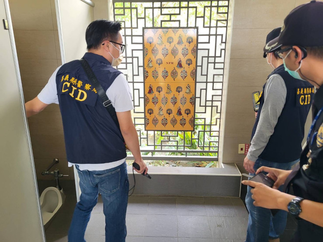 警方1040经会同驻警队队长至馆内巡查，队长表示刻正由侦爆犬与同仁监控录影监视系统过滤。（图／警方提供）