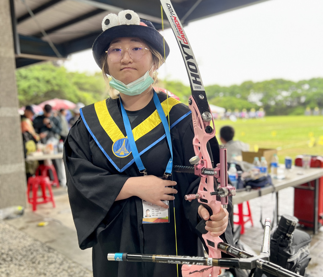 东海大学射箭队女将余冠廷与她的粉红爱弓。（中原大学提供）