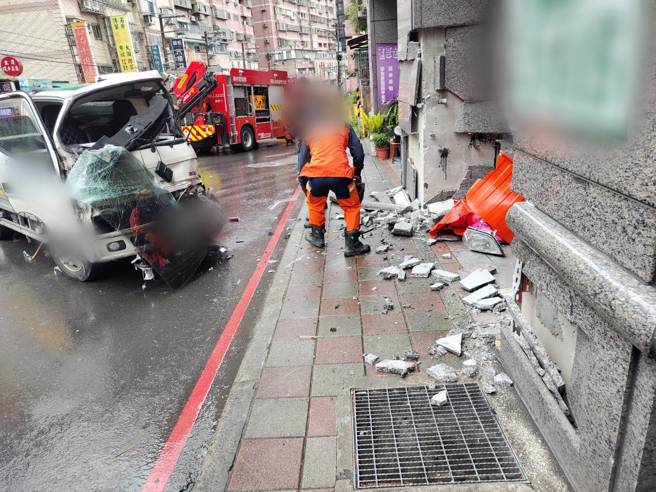 新北市中和区景新街今（8）日下午13时许，1辆水肥车不明原因自撞建筑物柱子，造成驾驶及副驾驶受伤。（图／警方提供）