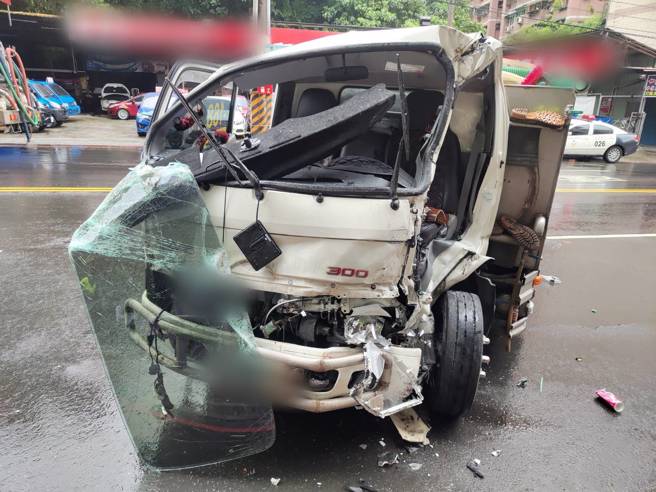 新北市中和区景新街今（8）日下午13时许，1辆水肥车不明原因自撞建筑物柱子，造成驾驶及副驾驶受伤。（图／警方提供）