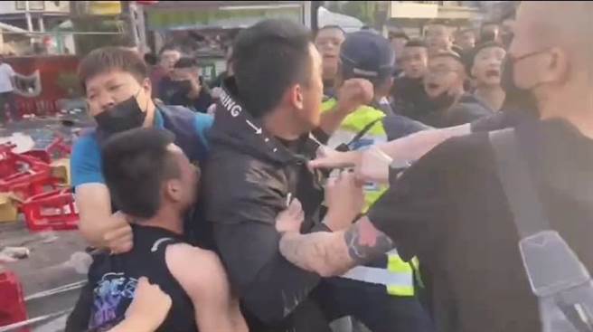 嘉義縣新港鄉接近北港交界一間廟宇傍晚傳出廟會活動上演大亂鬥戲碼，現場氣氛十分火爆。（翻攝自社會事新聞影音／呂妍庭嘉義傳真）